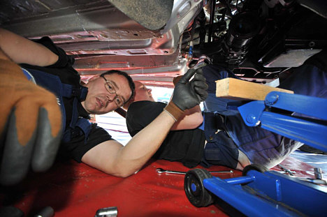 Takket være en kraftanstrengelse fra servicemekanikerne lykkedes det at holde Fiat'en inde i rallyet og Ib Kragh med i danmarksmesterskabet.
(Foto: Michael Eisenberg)